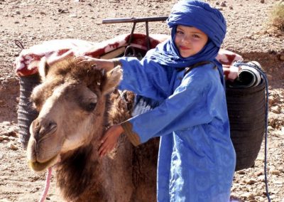 maroc-desert-draa-enfant-et-chameau-bonraisin-768x576